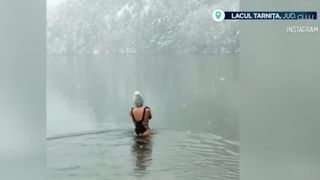 VIDEO Momentul &icirc;n care o t&acirc;nără intră &icirc;n costum de baie &icirc;n lacul Tarnița, la -3 grade. Imaginile au devenit virale 