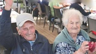 Ei sunt Olga și Emilio, cei doi soți care s-au stins la c&acirc;teva ore distanță. Dragostea lor a durat 76 de ani, p&acirc;nă c&acirc;nd moartea i-a despărțit