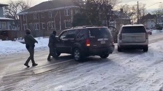 VIDEO Momentul șocant &icirc;n care o femeie este &icirc;mpușcată mortal de agenții de imigrări din Minneapolis. Victima, cetățean SUA, era mama unui copil de 6 ani