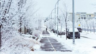 Zeci de școli din Rom&acirc;nia sunt &icirc;nchise din cauza ninsorii. Meteorologii anunță temperaturi de p&acirc;nă la -18 grade