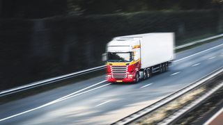Un șofer rom&acirc;n de TIR s-a &icirc;necat cu apă și a făcut accident pe o autostradă din Belgia