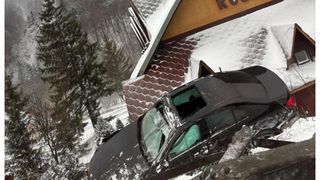 Accident &bdquo;de senzație&rdquo; &icirc;n Predeal! O mașină a aterizat pe acoperișul unei pensiuni