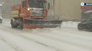 VIDEO &bdquo;Nu se mai vede nicio bandă de circulație&rdquo;. Iarnă grea &icirc;n marile orașe: zăpada blochează traficul și provoacă pagube