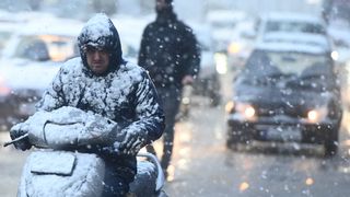 VIDEO Viscolul și gerul pun la grea &icirc;ncercare drumarii și pompierii din &icirc;ntreaga țară. Noi coduri de vreme rea intră &icirc;n vigoare