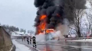 Autocar cu aproape zeci de pasageri, cuprins de flăcări pe o șosea din Mureș