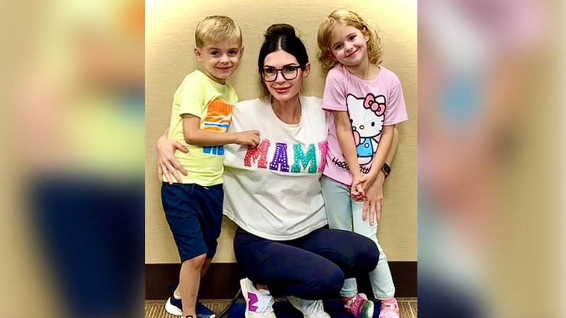 Charity Beallis, alături de copiii ei gemeni de 6 ani