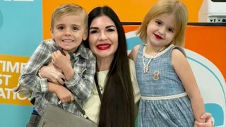 O mamă și copiii ei gemeni de 6 ani au fost găsiți fără viață &icirc;n casa lor. Misterul se ad&acirc;ncește după ce soțul abuziv a fost eliberat de poliție