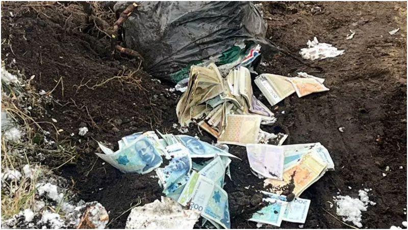 Saci de bani găsiți sub pământ