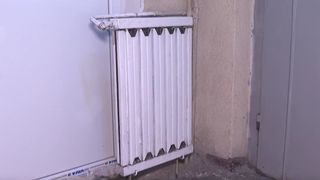 VIDEO Bucureștenii din sectoarele 2 și 3 &icirc;ngheață &icirc;n case. Oamenii stau fără apă caldă și căldură &icirc;n timpul iernii