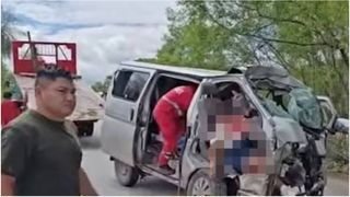 Familie spulberată &icirc;ntr-un microbuz condus de un copil de 13 ani. Cel puțin 12 oameni au murit, dintre care cinci minori