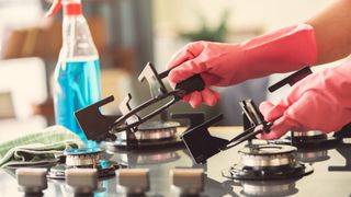 Trucul simplu care te ajută să cureți aragazul &icirc;n doar 5 minute