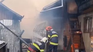 VIDEO Un bătr&acirc;n din Prahova s-a certat cu fiica sa și i-a dat foc la casă. Bărbatul de 85 de ani a fost reținut