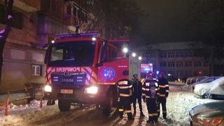 Explozie urmată de incendiu &icirc;ntr-un bloc din Zalău. Cel puțin 9 persoane sunt rănite, 18 locatari au fost evacuați. A fost activat Planul Roşu de Intervenţie