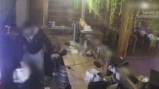 VIDEO Restaurant distrus de un t&acirc;năr de 24 de ani. Bărbatul a fost internat la psihiatrie