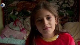 Alexandra, o fetiță părăsită de mamă și crescută doar de tată