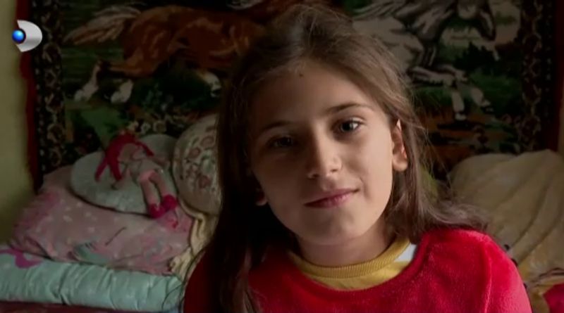 Alexandra, o fetiță părăsită de mamă și crescută doar de tată