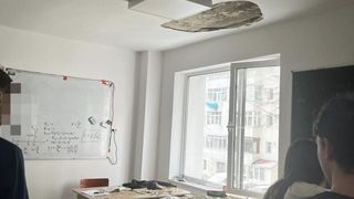 Tavan prăbușit peste elevi, &icirc;n sala de clasă, la Botoșani. Liceul abia a fost renovat 