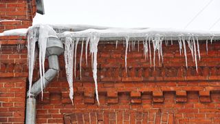 Atenție, cad țurțuri!