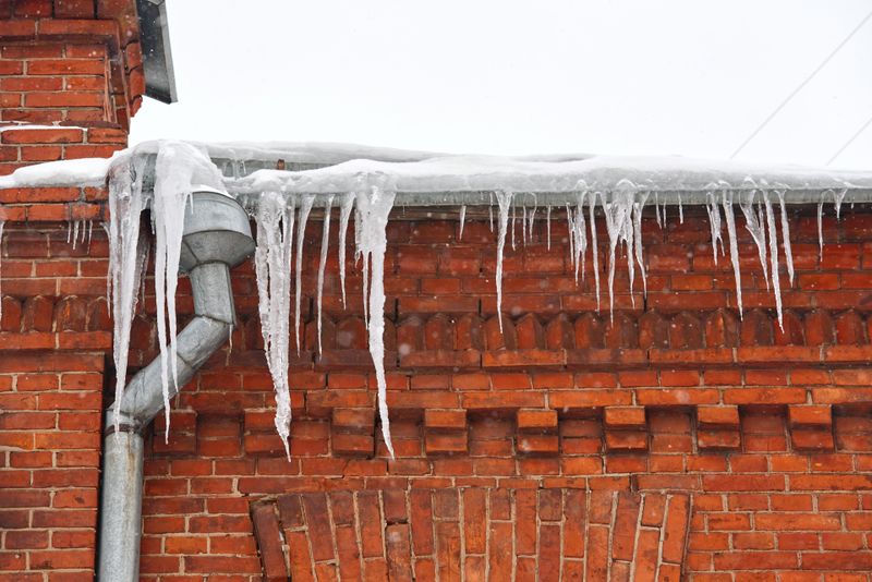 Atenție, cad țurțuri!