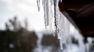 Atenție, cad țurțuri! Cine are obligația de a curăța streșinile, jgheaburile și gheața de pe trotuare