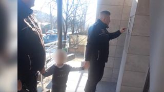 VIDEO Copil pierdut de educatoare &icirc;n plin ger. Mama băiețelului de 4 ani a depus pl&acirc;ngere, conducerea grădiniței dă din umeri: &bdquo;Doamna educatoare a &icirc;nceput să r&acirc;dă&rdquo;