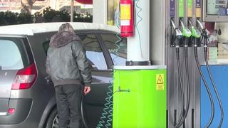 VIDEO Două salarii pe an se duc pe carburanți. Mașina, un lux tot mai greu de susținut &icirc;n Rom&acirc;nia