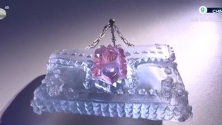 VIDEO Gențile din sticlă, accesorii transformate &icirc;n artă