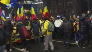 VIDEO Protest AUR &icirc;n Capitală. Mii de oameni protestează &icirc;mpotriva legii Vexler