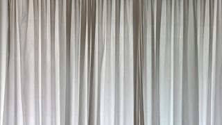 Temperatura la care este bine să speli perdelele