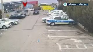 VIDEO Accident &icirc;n R&acirc;mnicu V&acirc;lcea! O mașină de poliție neinscripționată, avariată de un autoturism condus de un t&acirc;năr
