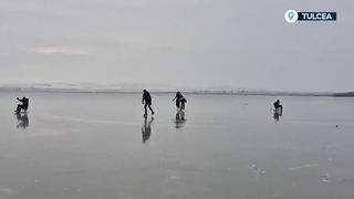 VIDEO Lacul Zebil din Tulcea, transformat &icirc;ntr-un patinoar natural