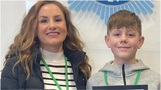 Un băiat de 12 ani a salvat viața mamei sale după ce femeia a leșinat la volan cu piciorul pe pedala de accelerație