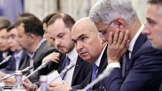 Ședință decisivă &icirc;n coaliție! Reforma administrației, bugetul pe 2026 și Mercosur, pe agenda de luni. PSD ia &icirc;n calcul schimbarea premierului Ilie Bolojan: &bdquo;Hai să schimbăm lăutarul&rdquo;
