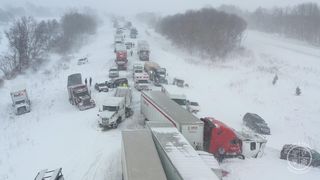 VIDEO Carambol uriaș pe o autostradă &icirc;nzăpezită. Peste 100 de mașini și TIR-uri avariate