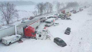 Carambol uriaș pe o autostradă &icirc;nzăpezită din Michigan, SUA