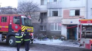 VIDEO Incendiu &icirc;ntr-un bloc din județul Iași. O femeie a murit