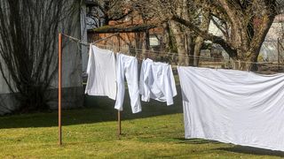 La ce temperatură se spală hainele albe