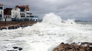Ciclonul Harry face ravagii &icirc;n zonele de coastă din Italia și Spania