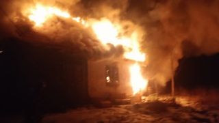 Un bărbat din Neamț a &icirc;ncercat să se &icirc;ncălzească, dar și-a făcut casa scrum. A fost la un pas de moarte după ce locuința a fost cuprinsă de flăcări