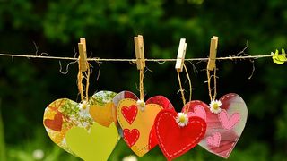 Valentine&rsquo;s Day vs. Dragobete: C&acirc;nd sărbătorim iubirea &icirc;n 2026?