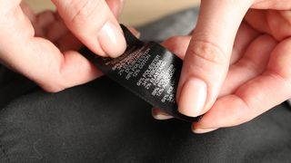 La ce temperatură se spală hainele negre