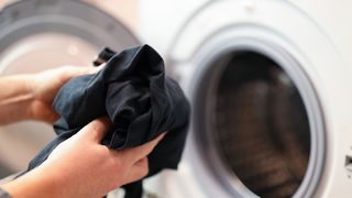 La ce temperatură se spală hainele negre
