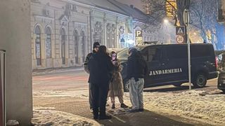 T&acirc;năr de 17 ani, prins de jandarmi &icirc;n timp ce amenința cu un cuțit un grup de oameni