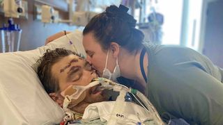 Bărbat ajuns &icirc;n comă după ce a &icirc;ncercat să &icirc;și scoată un fir de păr crescut sub piele