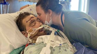 Bărbat ajuns &icirc;n comă după ce a &icirc;ncercat să &icirc;și scoată un fir de păr crescut sub piele. Medicii i-au dat 4% șanse să trăiască, &icirc;nsă familia arată că &icirc;și revine ca prin minune