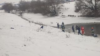 VIDEO Doi copii de 4 și 5 ani, au căzut &icirc;n apele &icirc;nghețate ale Someșului Mic. Unul este, &icirc;n continuare, dispărut