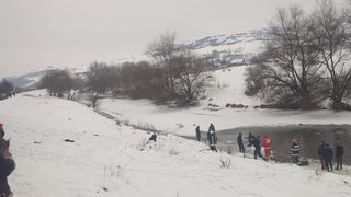 Doi copii de 4 și 5 ani, căzuți &icirc;n apele &icirc;nghețate ale Someșului, după ce s-au dat pe derdeluș. Ce s-a &icirc;nt&acirc;mplat după ce un t&acirc;năr de 17 ani le-a venit &icirc;n ajutor