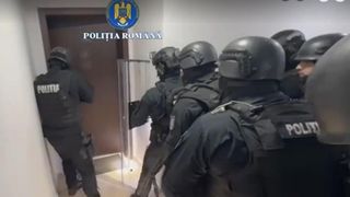 Prima reacție a bărbatului imobilizat de mascați, după ce și-a sechestrat fosta parteneră și a amenințat-o cu cuțitul, sub ochii copilului lor de un an: &rdquo;&Icirc;mi iubesc familia, le-am trimis bani&rdquo; 