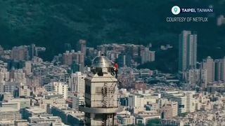 VIDEO Un alpinist american a escaladat, fără echipament de protecție, cel mai &icirc;nalt zg&acirc;rie-nori din Taiwan