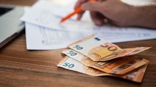 Ce valoare are ajutorul de &icirc;nmorm&acirc;ntare &icirc;n 2026 și ce acte trebuie să conțină dosarul pentru a putea obține banii